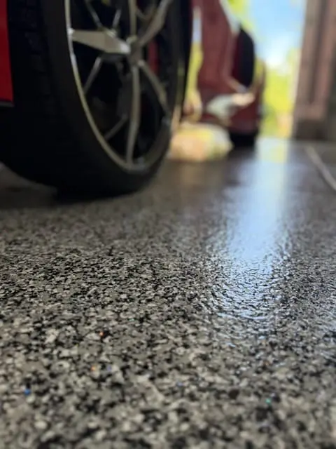 Decorative flake concrete floor
